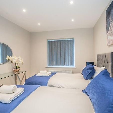 Langston House: 2 Bed, 2 Bath Luxury Apartment Hedgerley Esterno foto