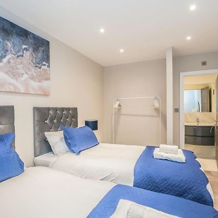 Langston House: 2 Bed, 2 Bath Luxury Apartment Hedgerley Esterno foto