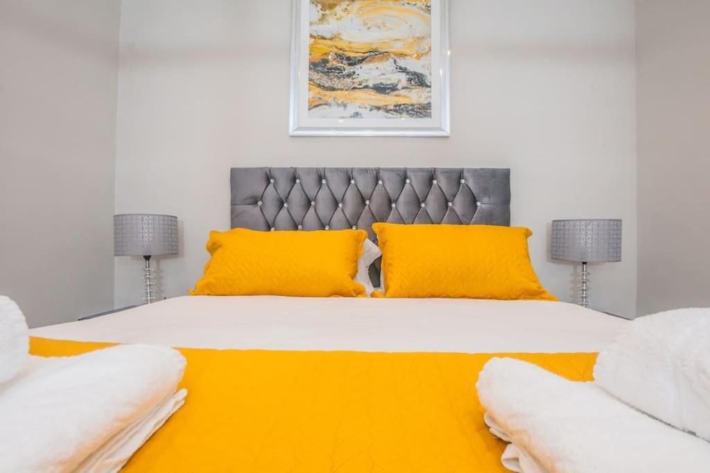 Langston House: 2 Bed, 2 Bath Luxury Apartment Hedgerley Esterno foto