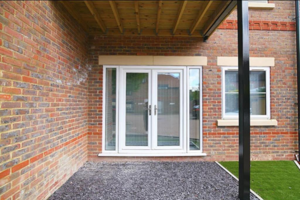 Langston House: 2 Bed, 2 Bath Luxury Apartment Hedgerley Esterno foto