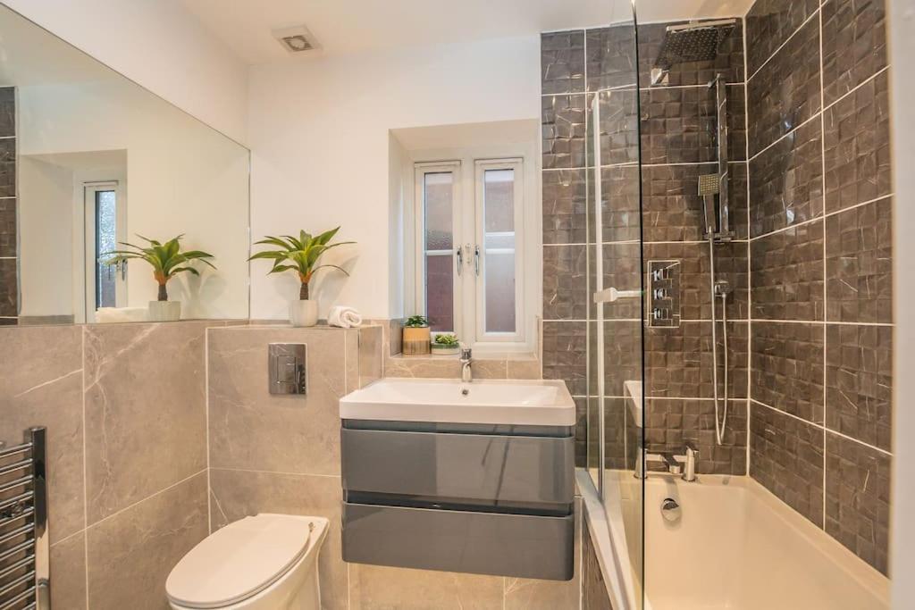 Langston House: 2 Bed, 2 Bath Luxury Apartment Hedgerley Esterno foto