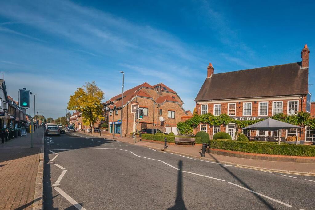 Langston House: 2 Bed, 2 Bath Luxury Apartment Hedgerley Esterno foto