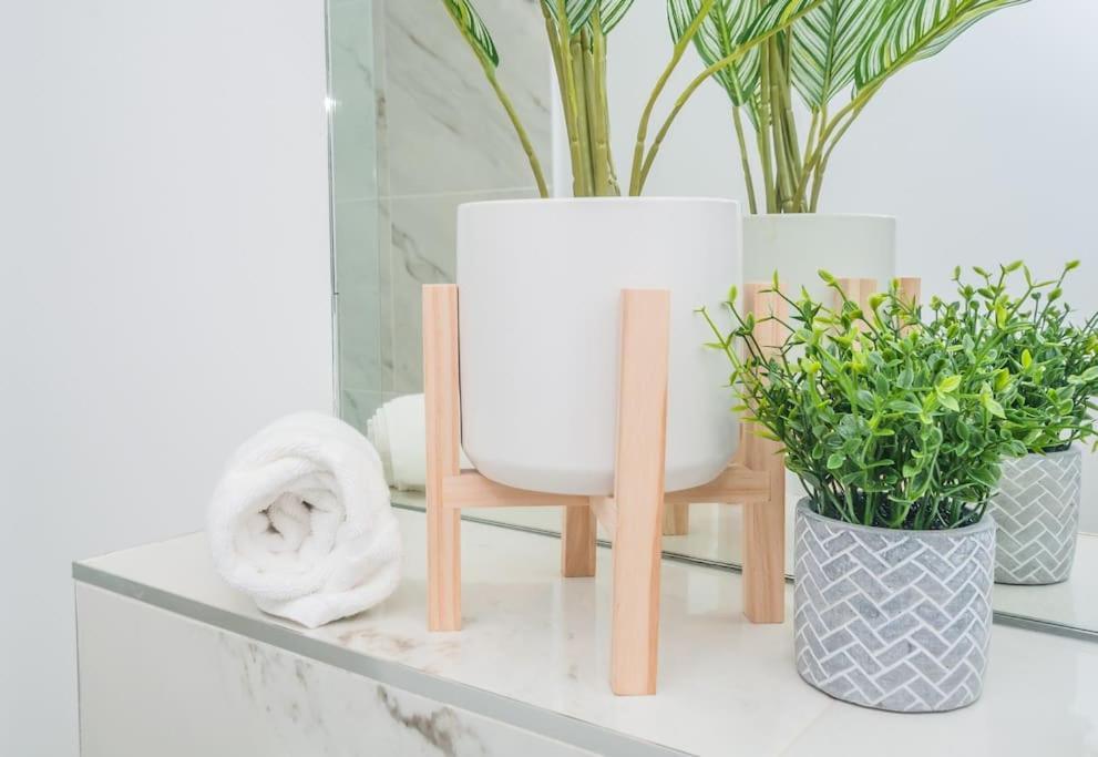 Langston House: 2 Bed, 2 Bath Luxury Apartment Hedgerley Esterno foto