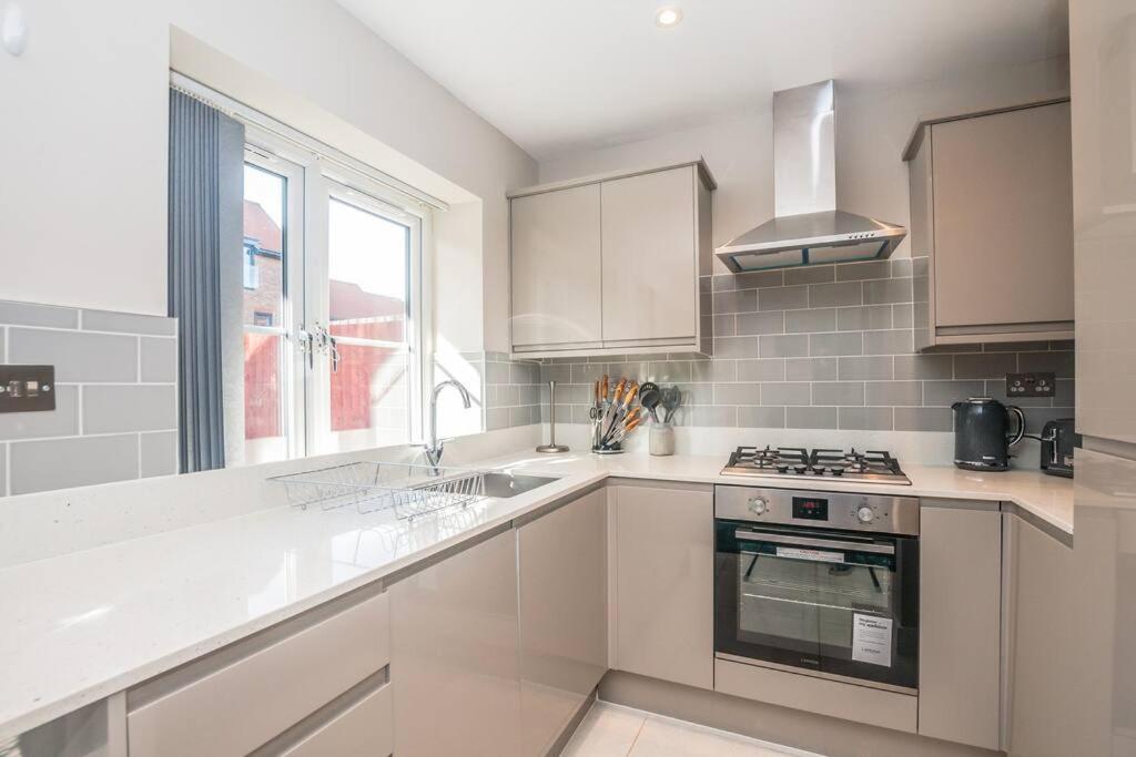 Langston House: 2 Bed, 2 Bath Luxury Apartment Hedgerley Esterno foto