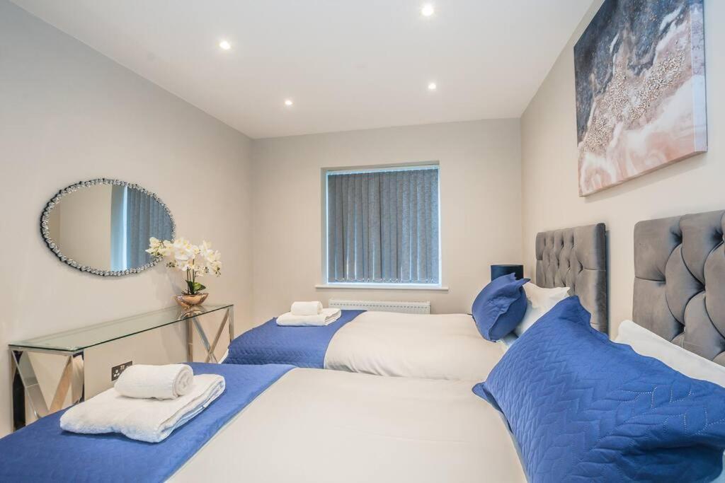 Langston House: 2 Bed, 2 Bath Luxury Apartment Hedgerley Esterno foto