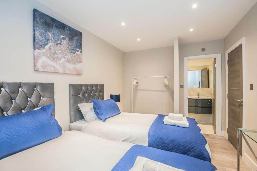 Langston House: 2 Bed, 2 Bath Luxury Apartment Hedgerley Esterno foto