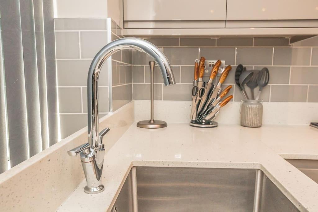Langston House: 2 Bed, 2 Bath Luxury Apartment Hedgerley Esterno foto