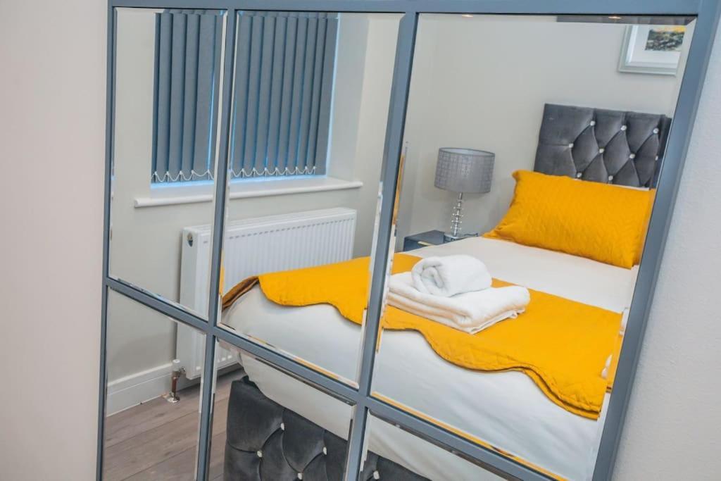 Langston House: 2 Bed, 2 Bath Luxury Apartment Hedgerley Esterno foto