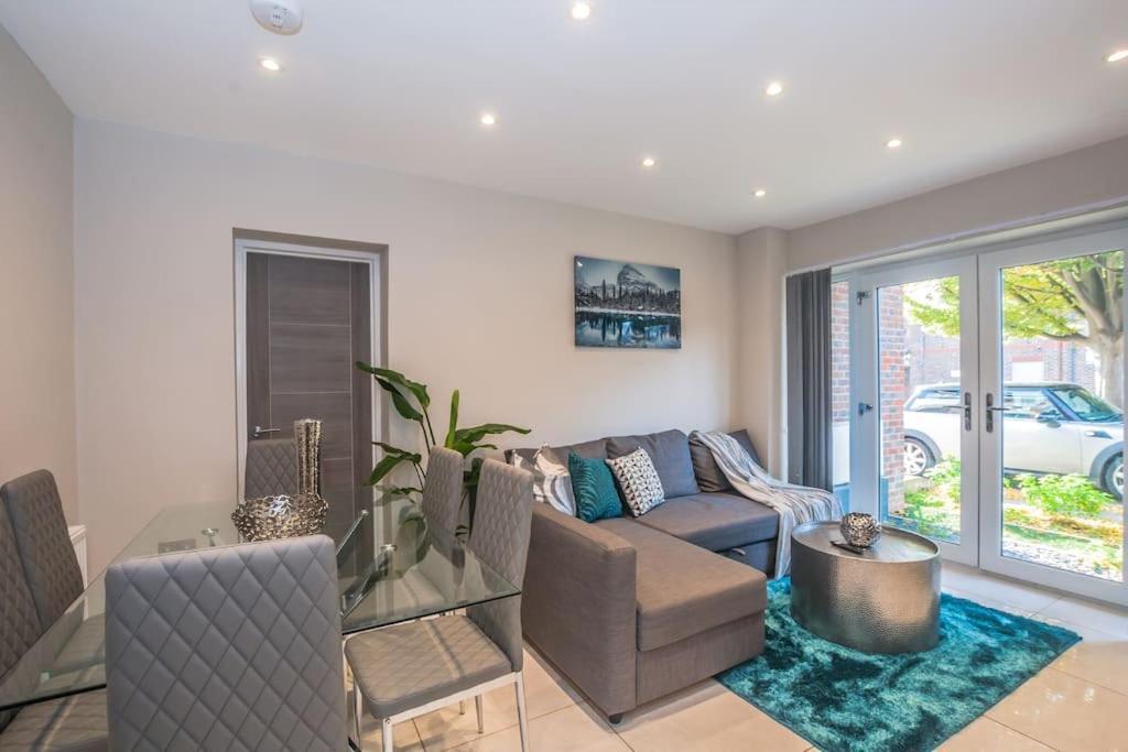 Langston House: 2 Bed, 2 Bath Luxury Apartment Hedgerley Esterno foto