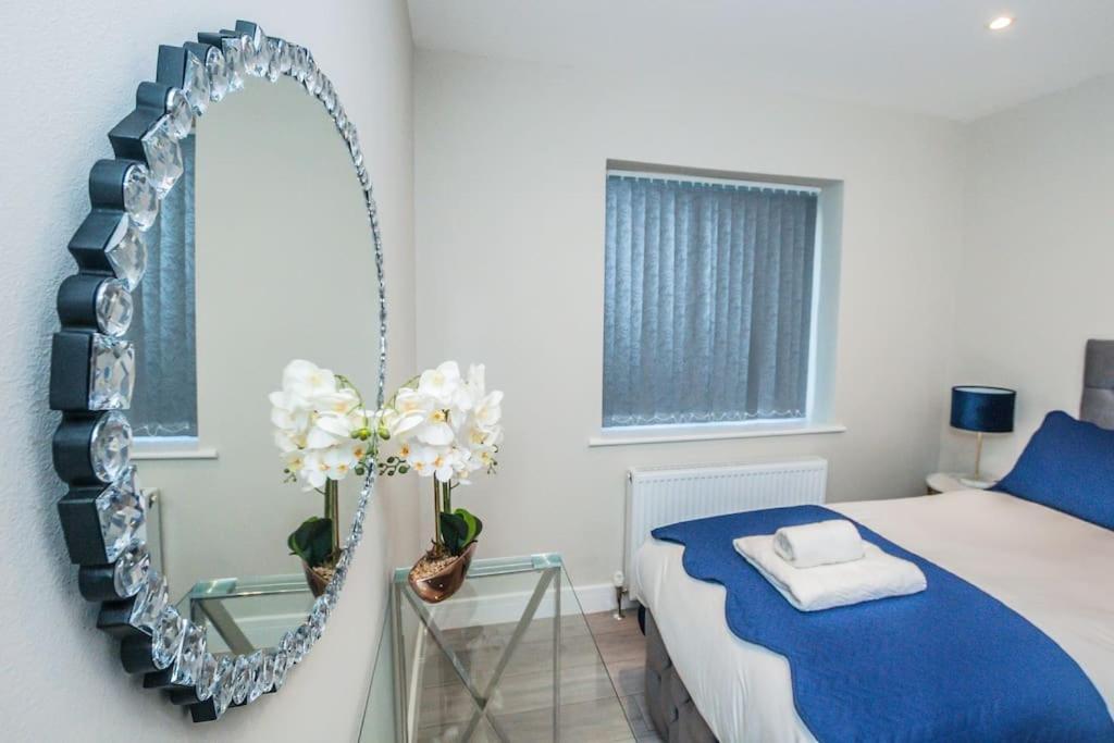 Langston House: 2 Bed, 2 Bath Luxury Apartment Hedgerley Esterno foto